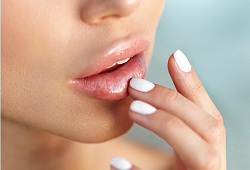 Как восстановить губы после обветривания